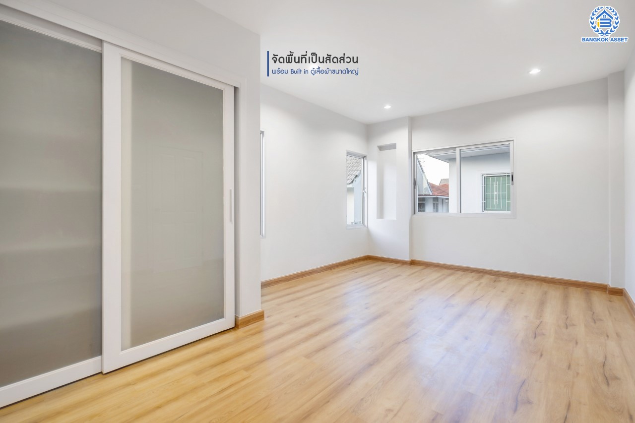 บ้านมือสองตกแต่งใหม่ ม.วิลล่าการ์เด้น2 บางกรวย-ไทรน้อย หลังมุม เนื้อที่ 51.5 ตร.ว. ฟังก์ชัน 3 ห้องนอน 3 ห้องน้ำ จอดรถได้ 2 คัน บรรยากาศเป็นส่วนตัว บนทำเลศักยภาพ ใกล้เซ็นทรัลเวสต์เกต เชื่อมต่อหลายเส้นทาง ถ.รัตนาธิเบศร์, ถ.กาญจนาภิเษก และราชพฤกษ์ และรถไฟฟ้า "สถานีบางพลู"...